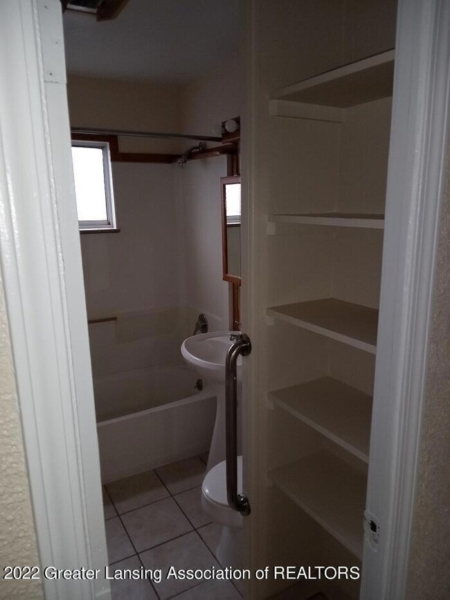 611 Lenore Ave, Lansing, MI 48910 - photo 6