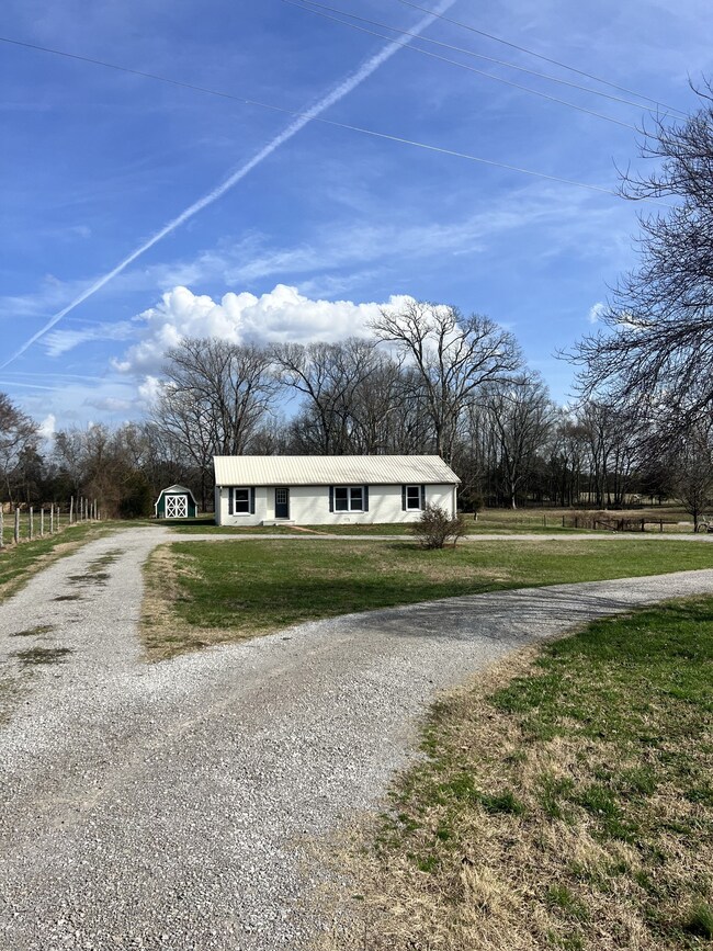 225 Whitaker Rd, Shelbyville, TN 37160 - photo 2