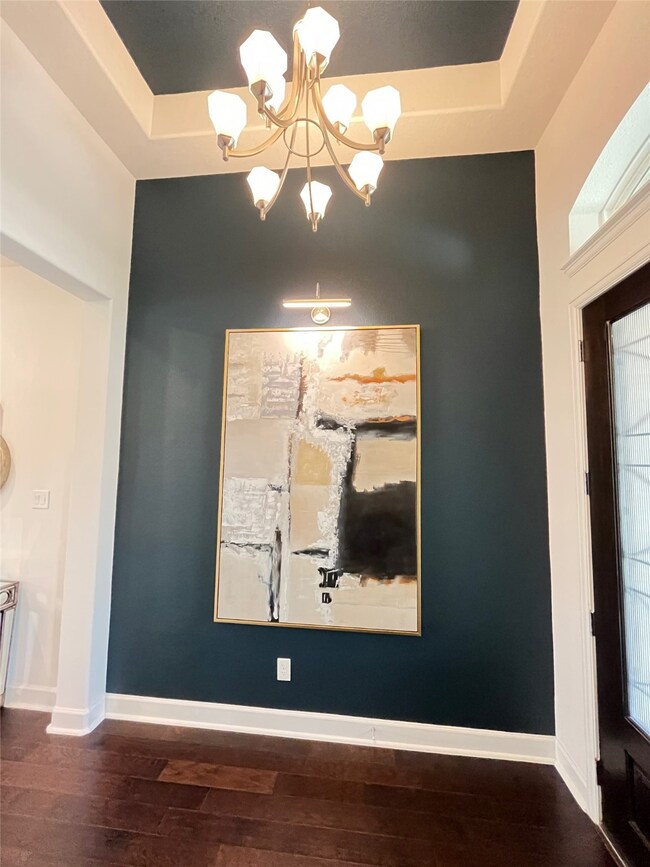 Front entry with tray ceiling.