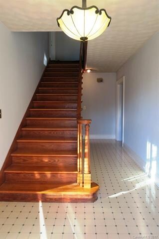 FOYER. THIS HOUSE IS WELL MAINTAINED WITH A FRESH 