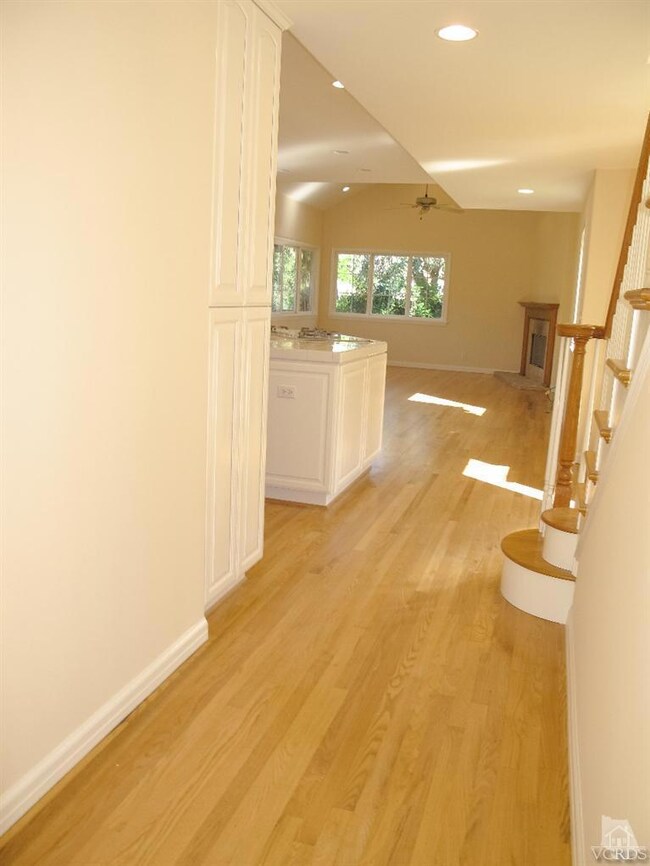 5083 Don Pio Dr, Woodland Hills, CA 91364 - photo 2