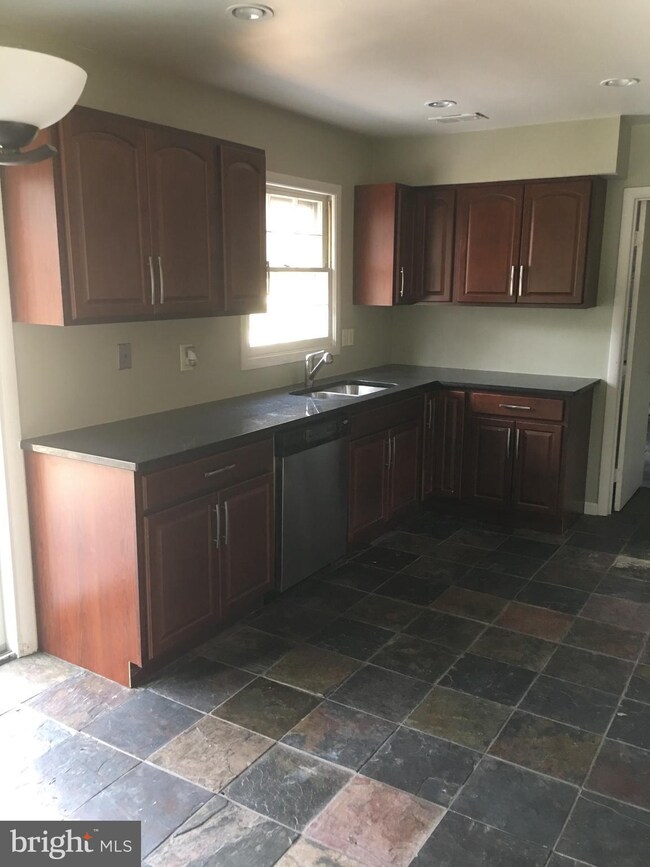 13026 Maple View Ln, Fairfax, VA 22033 - photo 4