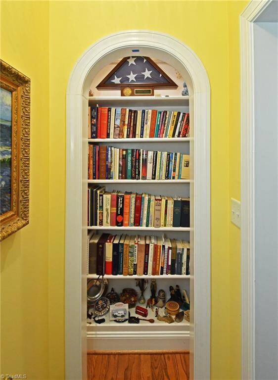 Arched bookshelf niche in rear vestibule.
