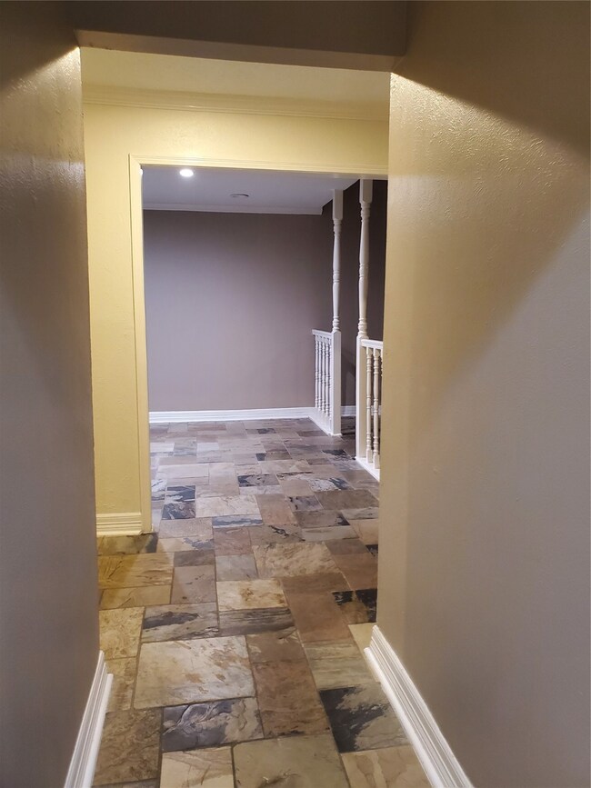 8025 W Oakwood Ct, Houston, TX 77040 - photo 6