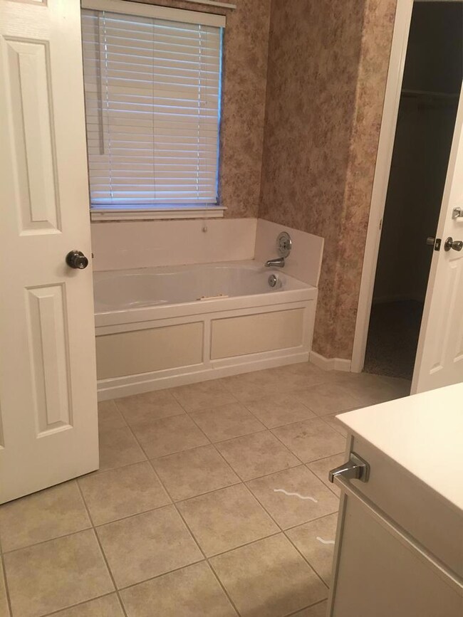 708 Live Oak Ave, Bay City, TX 77414 - photo 6