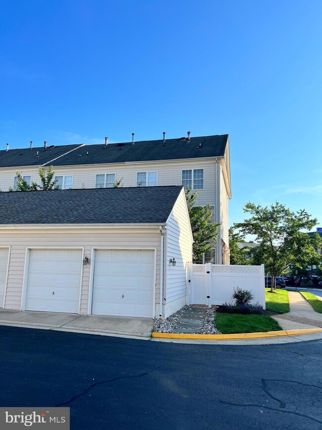 42495 Regal Wood Dr, Ashburn, VA 20148 - photo 4