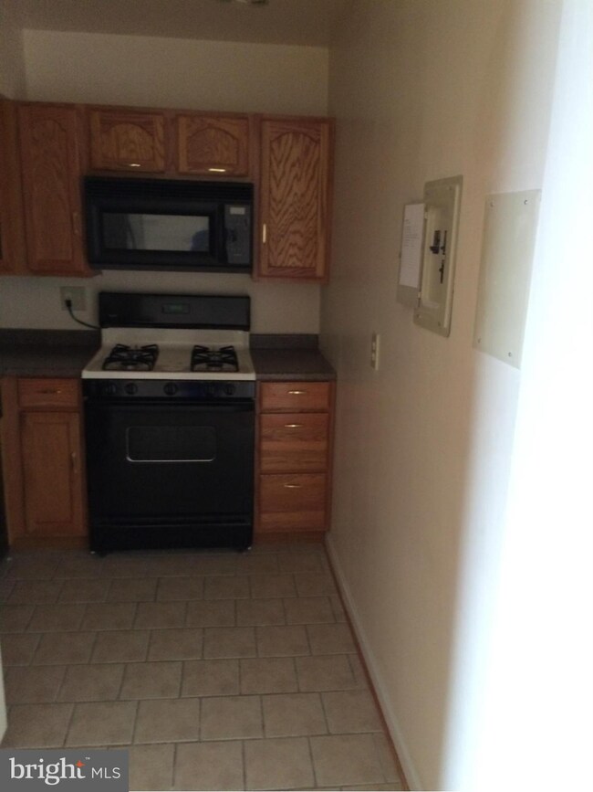 5100 F St SE unit 9, Washington, DC 20019 - photo 2