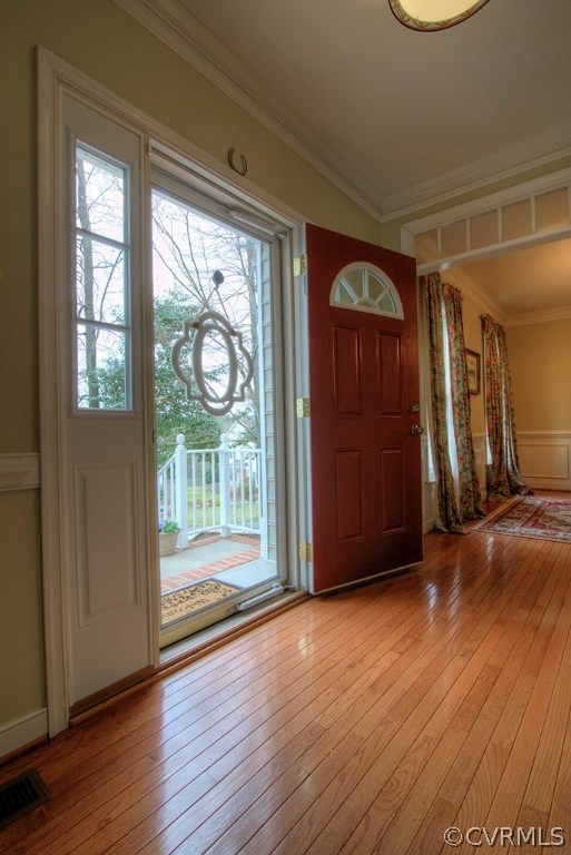 10 x 6 Entry Foyer with double member crown and chair rail moldings.