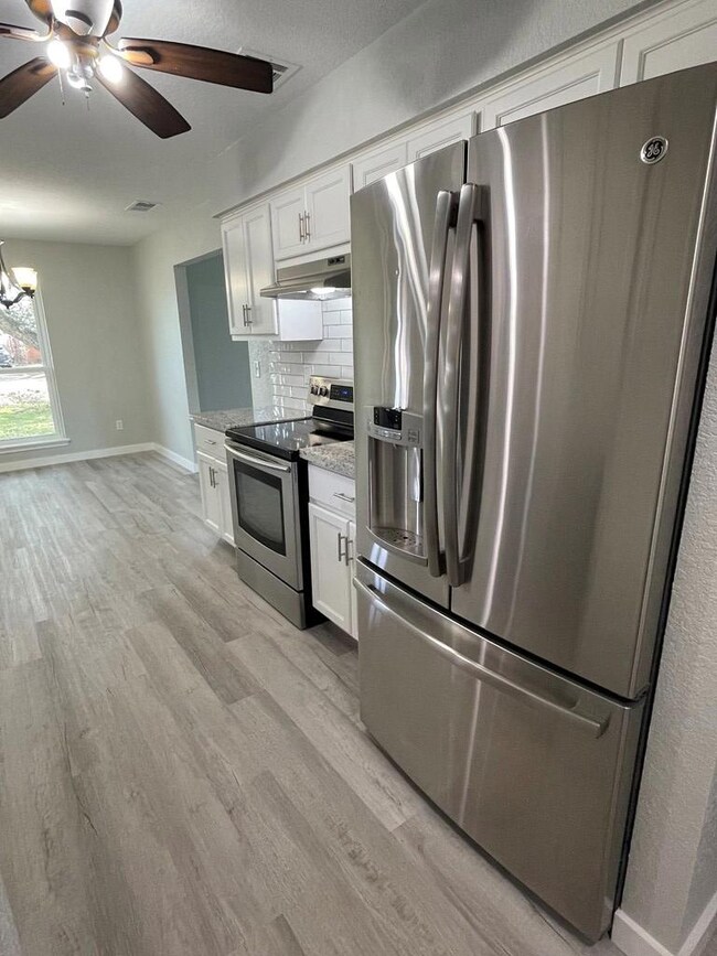 311 Ronald Ave, Bay City, TX 77414 - photo 6