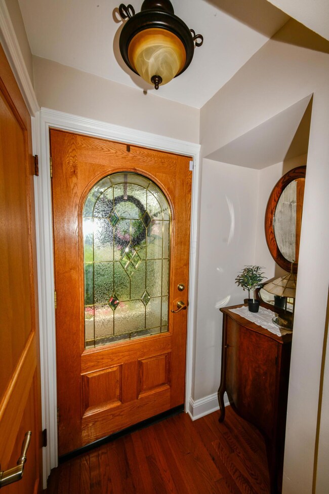 Alcove Entry w/Closet