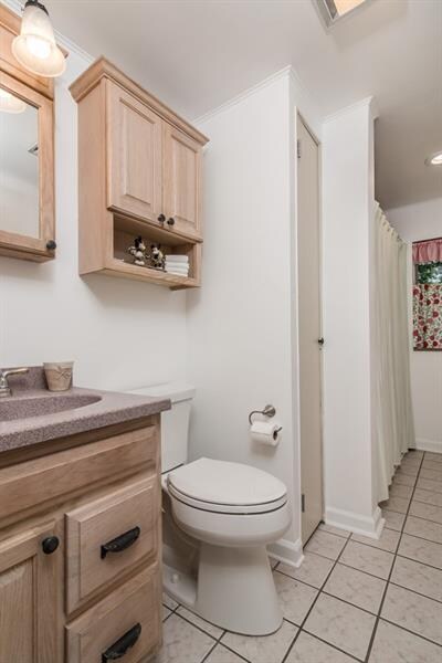 Main floor full bath
