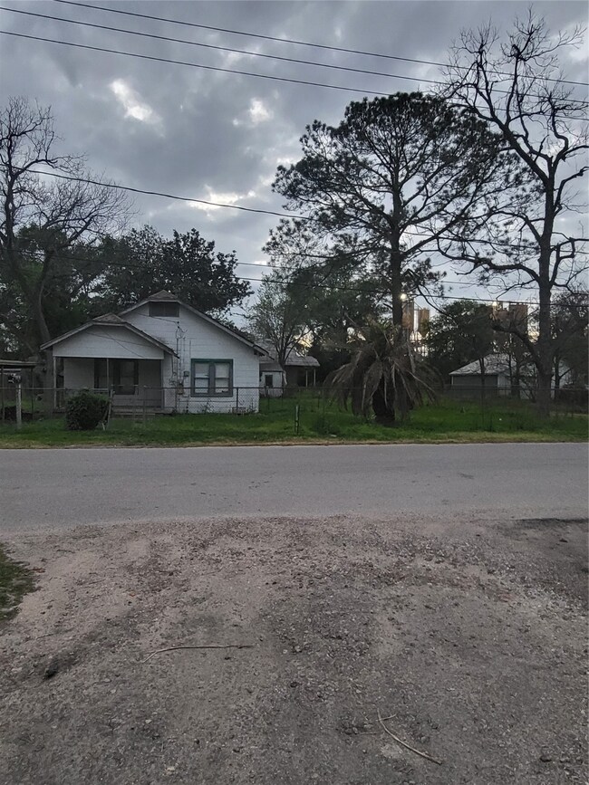 6815 Donlen St, Houston, TX 77022 - photo 2