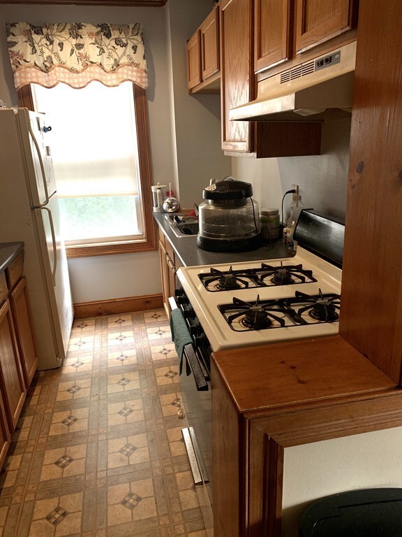 353 Linden St, Fall River, MA 02720 - photo 4