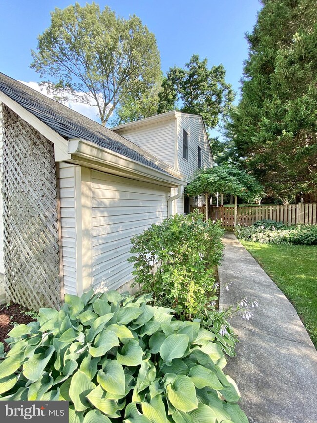 9807 Summerday Dr, Burke, VA 22015 - photo 4