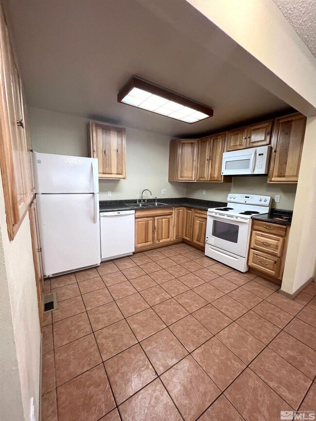 1465 E Peckham Ln unit 24, Reno, NV 89502 - photo 2