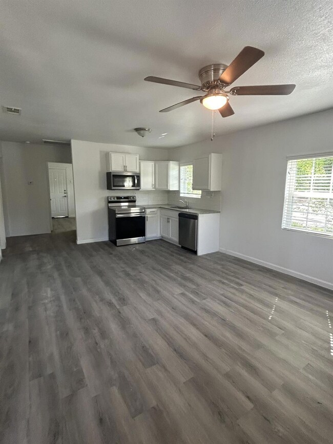 219 S 4th St, Bonham, TX 75418 - photo 6