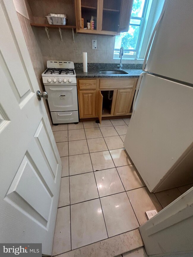 1628 N 52nd St unit 3, Philadelphia, PA 19131 - photo 2