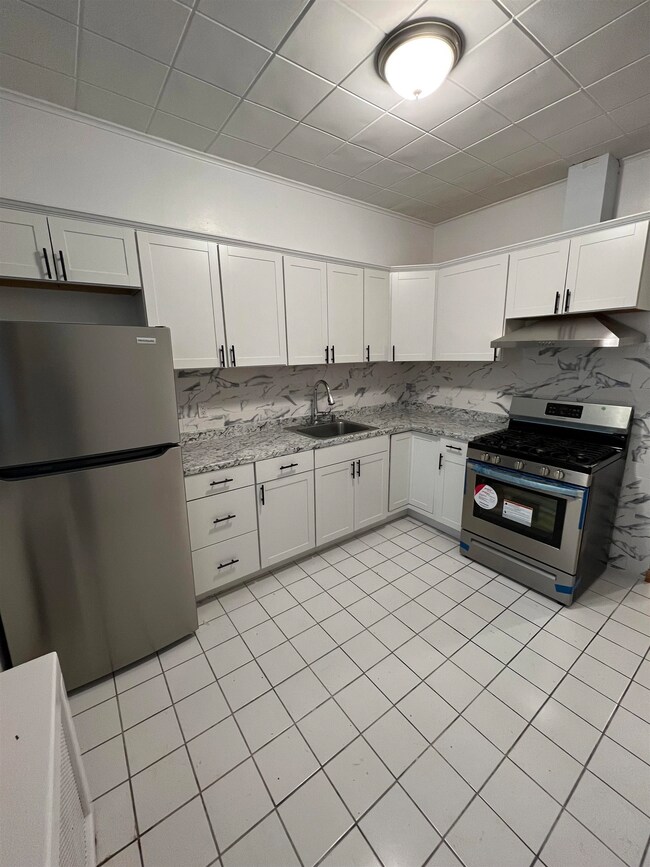 360 Van Nostrand Ave unit 2, Jersey City, NJ 07305 - photo 2