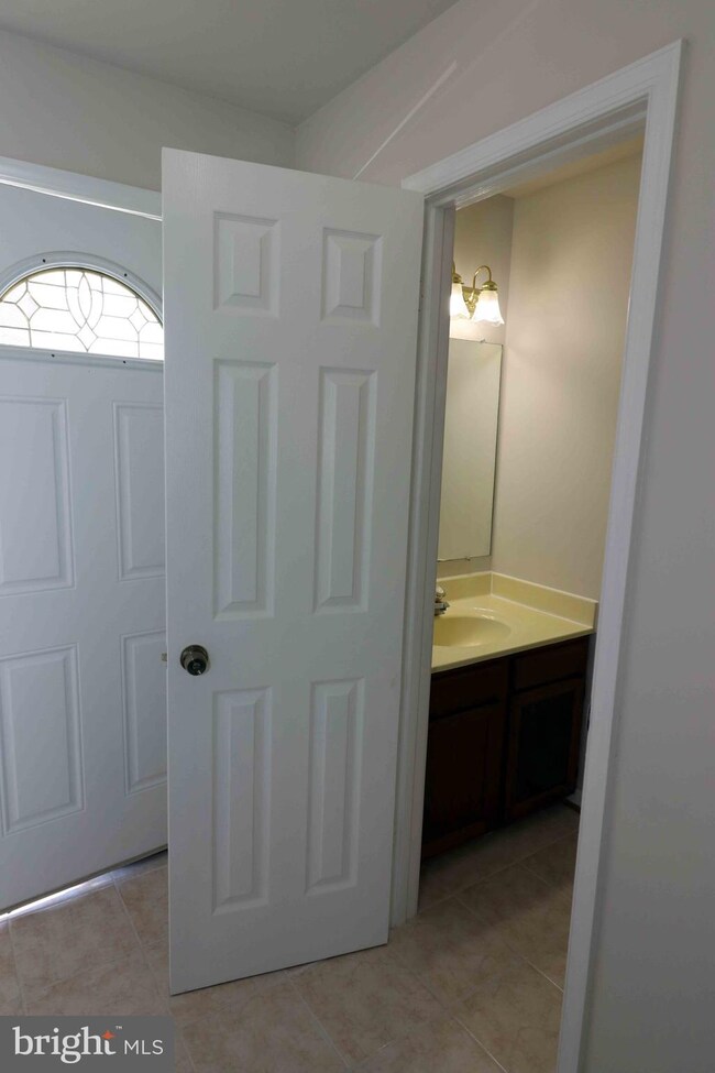 15585 Traverser Ct, Woodbridge, VA 22193 - photo 2