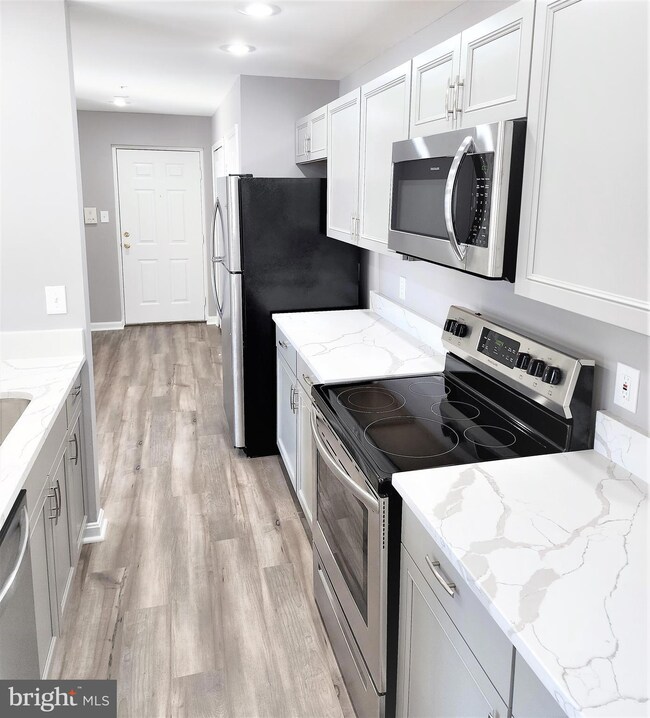 9805 Lake Pointe Ct unit 302, Upper Marlboro, MD 20774 - photo 7