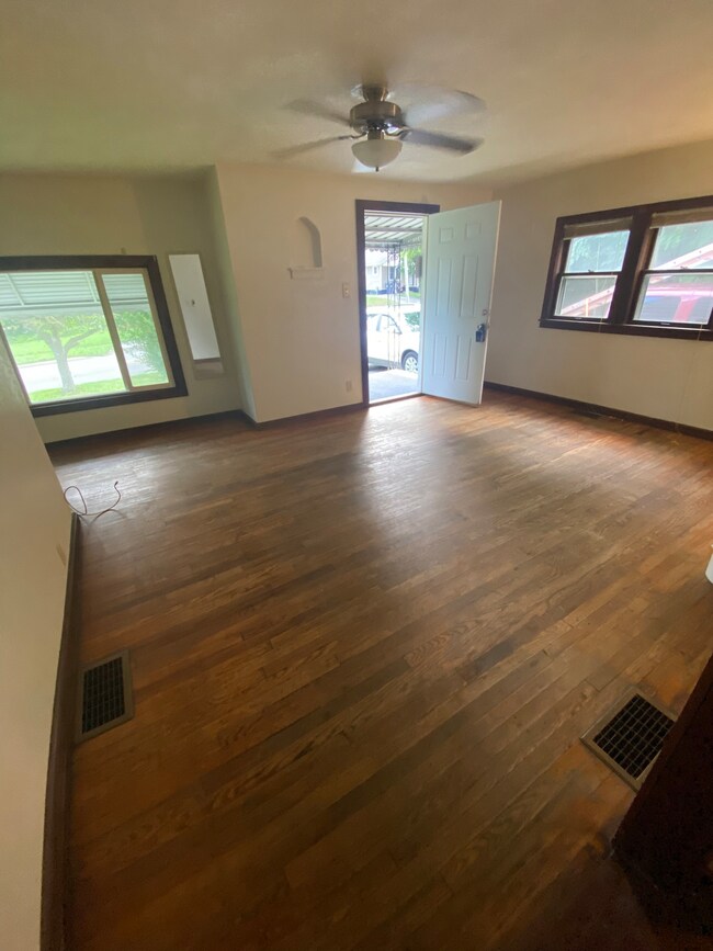 1326 W 14th St, Anderson, IN 46016 - photo 5