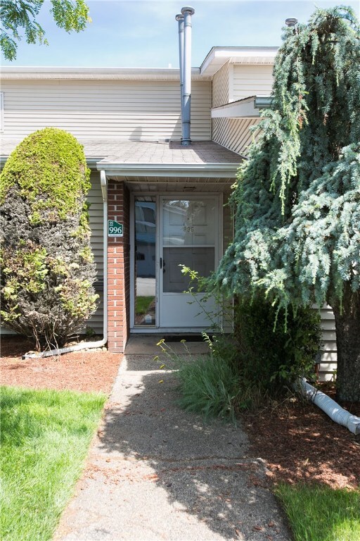 996 Williamsburg Cir, Warwick, RI 02886 - photo 2