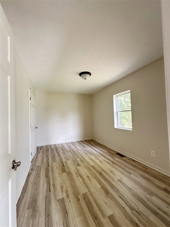 606 W 11th St, Connersville, IN 47331 - photo 4