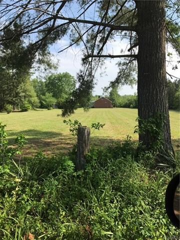 Beautiful yard and home sets back off the road nic