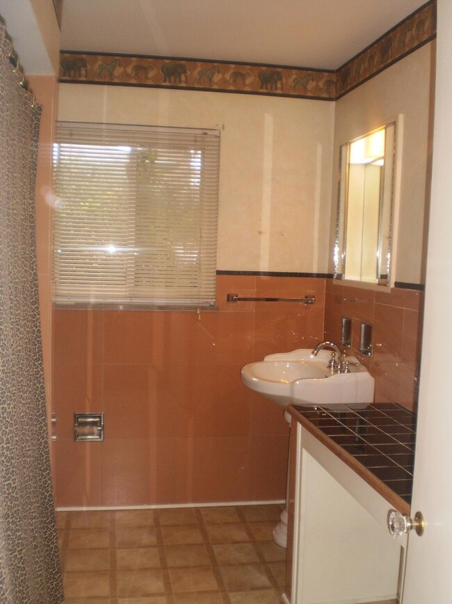 1st flr bath