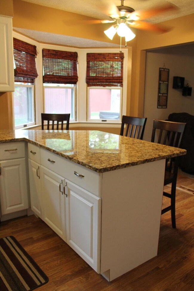 Breakfast bar at the bayed windows