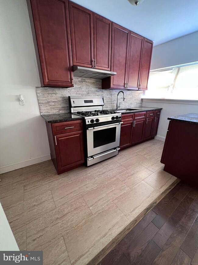 7126 Clover Ln, Upper Darby, PA 19082 - photo 3