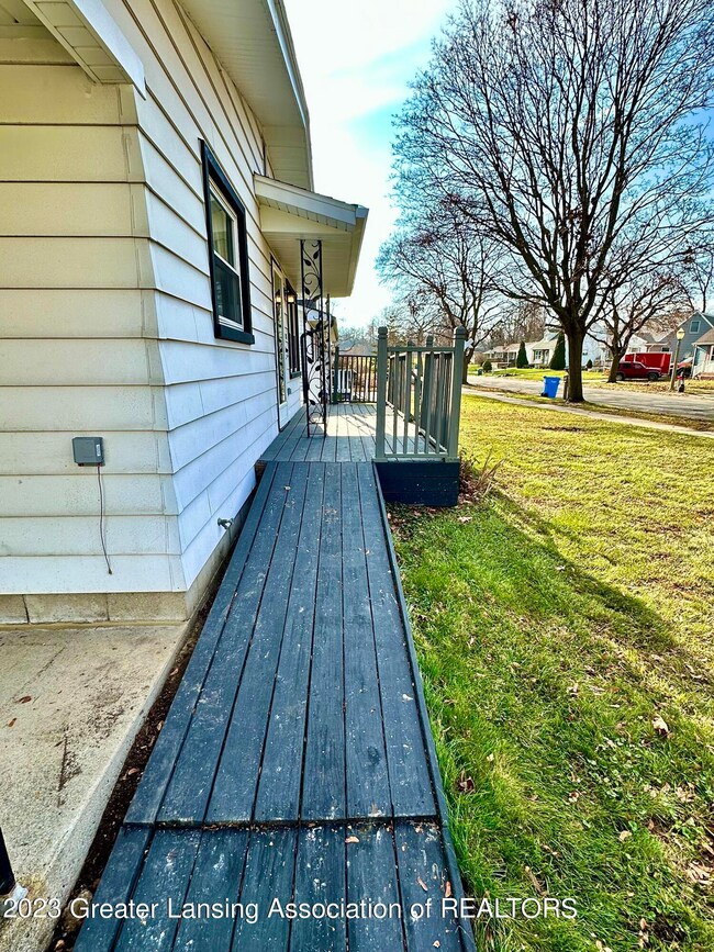 5237 Tulip Ave, Lansing, MI 48911 - photo 3
