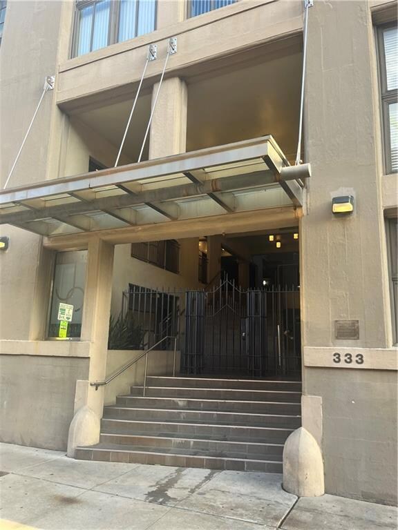 Julia St Entrance