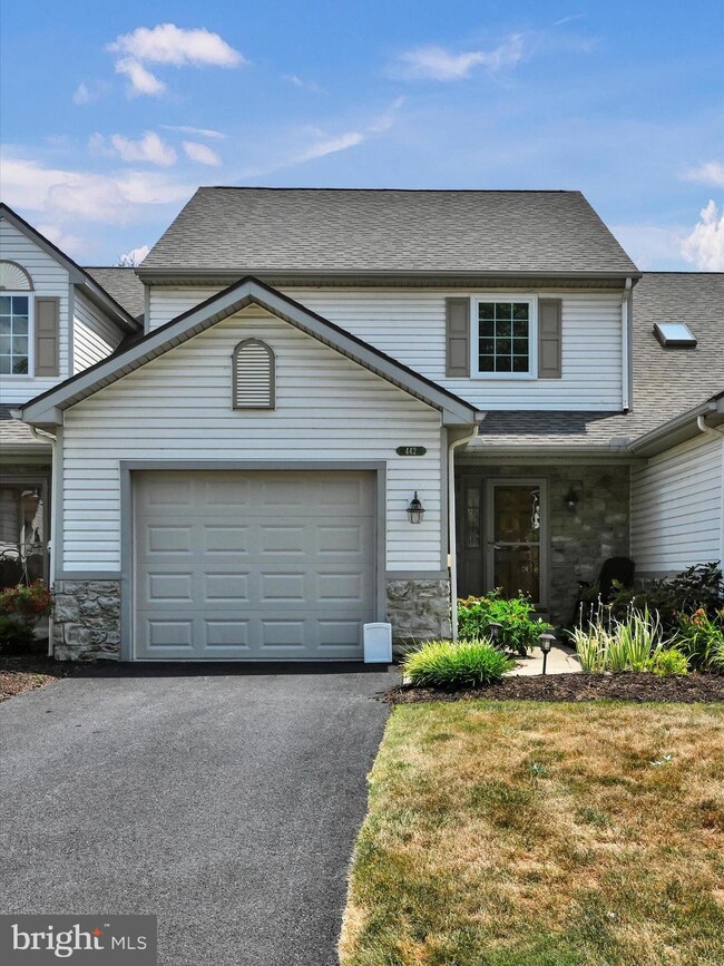 442 Hill St, Mount Joy, PA 17552 - photo 2