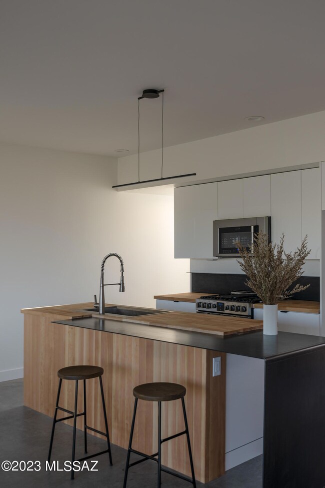 6 - Kitchen