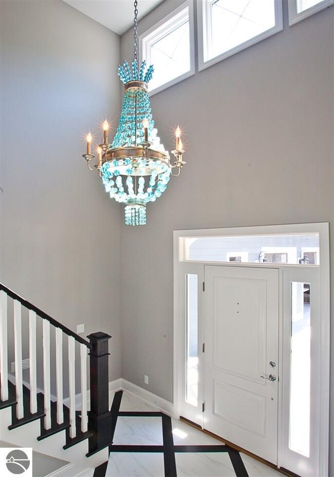 Currey & Company Aqua Crystal Chandelier, porcelai