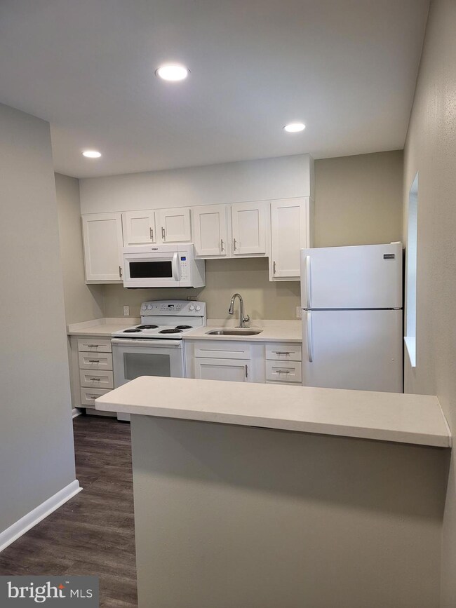 350 Main St unit 4, Schwenksville, PA 19473 - photo 4