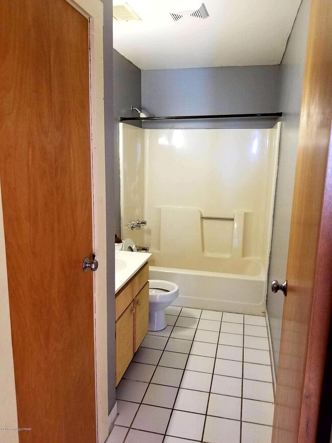 633 Mckinley St unit 204, Hazleton, PA 18201 - photo 3