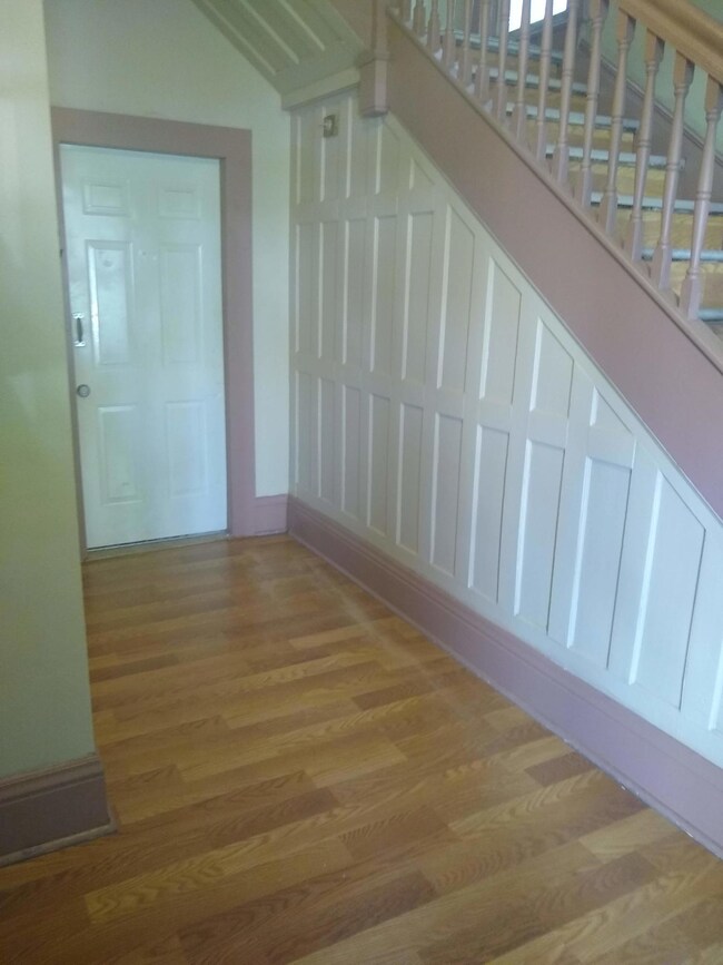 824 S Moffet Ave_Lobby area and stairs