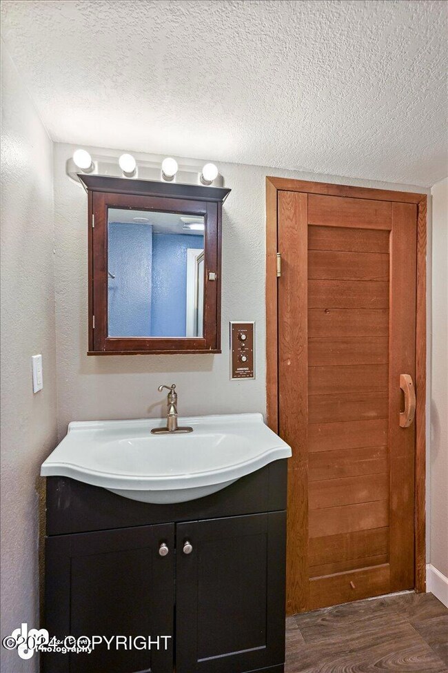 24-Primary Bathroom_SLS_-9405