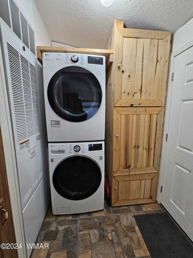 623 W Mclaws Ave, Snowflake Laundry