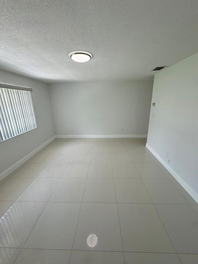 512 SW 7th St unit 1, Hallandale Beach, FL 33009 - photo 4
