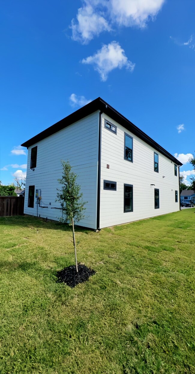 203 Wallace St, Houston, TX 77022 - photo 3