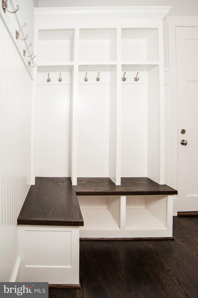 504 Valley Dr SE, Vienna, VA 22180 - photo 3