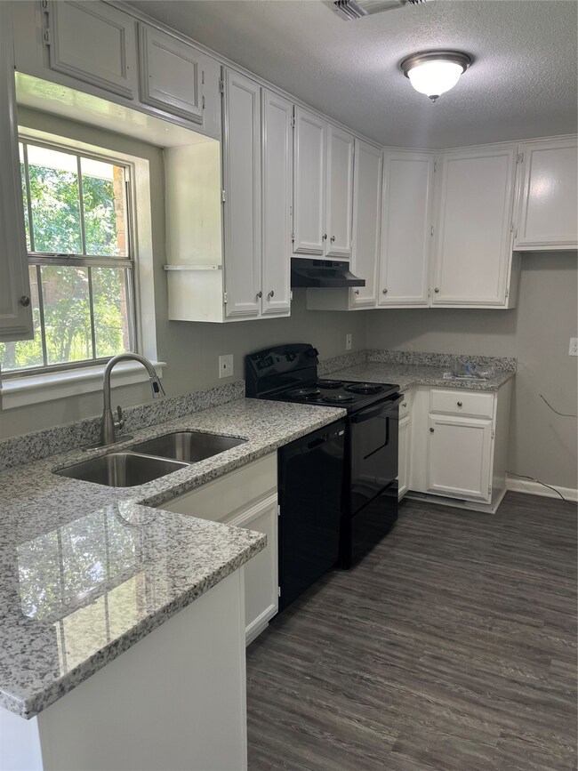 3208 14th St, Bay City, TX 77414 - photo 6