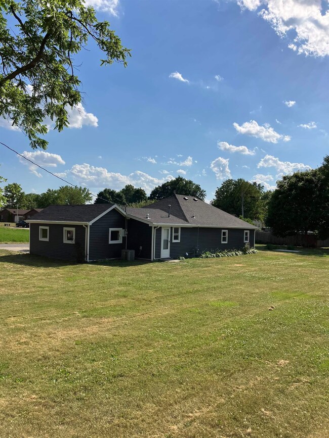 221 S Cleveland St, Auburn, IN 46706 - photo 3