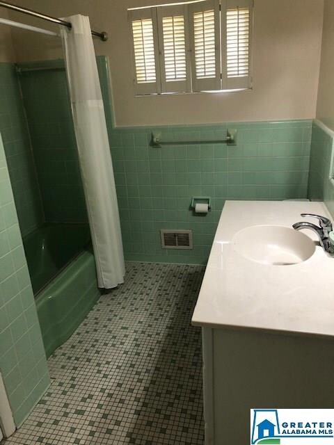 TUB/SHOWER COMBO WITH CERAMIC TILE