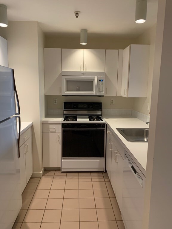 Thomas Graves Landing unit 705, Cambridge, MA 02141 - photo 2