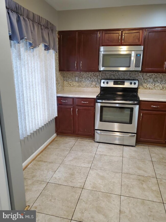 907 Hilldropt Ct, Capitol Heights, MD 20743 - photo 3