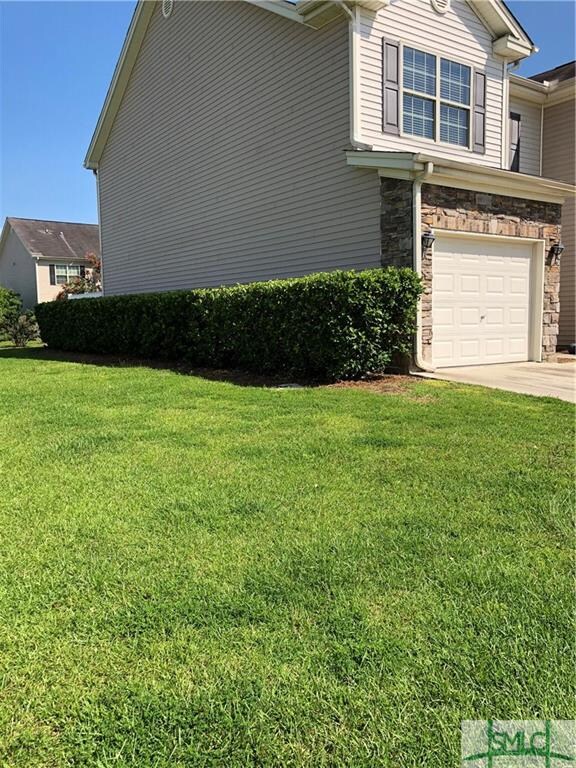 Side view shows the side yard that living in the e